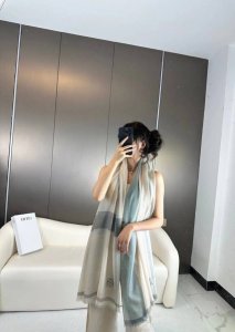罗意威 Lw轻盈格纹长巾 很幸运拿到這个品牌的东西，真的不多见，很少在国內做订单，款式真的少的可怜罗意威作为西班牙的顶尖奢侈品牌，秉承传统，技艺，热诚，散发独特