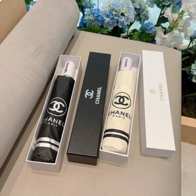 Chanel 香奈儿 三折自动折叠晴雨伞 集合香奈儿灵魂Logo为一体的设计风格高雅奢华 带在身上带来独特视觉效果 为伞而动 骄阳烈日下 有独家防晒科技 伞面选