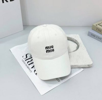 跑量 miu 新款破洞棒球帽 复古破洞棒球帽 解锁你的潮流Dna 独特做旧工艺 带着岁月的质感 每一处细节都在诉说着不羁与自由 轻松让你成为街头最靓的仔