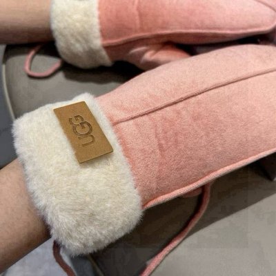 ugg 秋冬懒兔毛羊毛手套值得对比同款不同品质，秒杀市场差产品，羊毛十懒兔毛内里加绒 经典不过时款.喜欢可以入手了，这种品质的今年用了明年还能用 配盒子码数均码