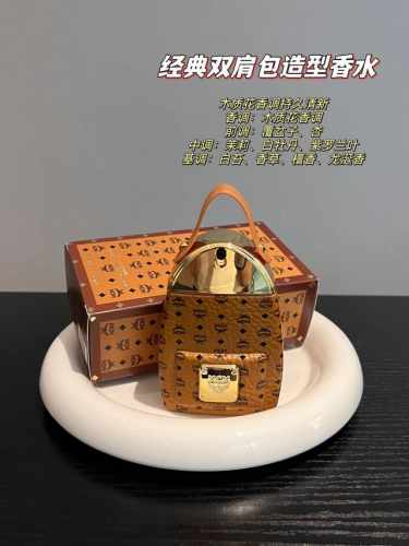 专柜品质 棕色-经典双肩包造型 花香木质调的香味 树莓的酸甜到夏日茉莉花的清新 再带你遇见干净而又纯粹的龙涎香 如同仲夏夜之梦的路程 层层叠进 愈夜愈美！ 金色