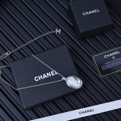 Chanel25S 银色镜面椭圆项链 椭圆系列耳钉+项链哇 这个系列太好看了~ 亮亮的 水灵灵的 和夏天的适配度好高 jennie同款