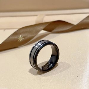 宝格丽项链V金材质。Bvlgari宝格丽 Divas‘ Dream 系列 品相完美，细节无敌，那种独特的色泽完全无可挑剔，再缀以经典指环外形设计，简约之余却又优