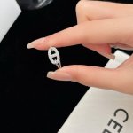 猪鼻子满钻戒指， 尺寸5678号 只出品白金色。为什么选择这款做纯银材质，纯银电镀白金色大好处就耐磨性强，即便戒指底部磕碰到里面也是白色。但是需要注意的是纯银材