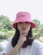 特价 。Prada家。 海棠粉 平顶经典三角标铁标系列。今年帽子第一流行趋势绝对是渔夫帽！今年的渔夫帽满目玲琅！非常百搭、男女通用！亲们可以看细节！车线整齐！透