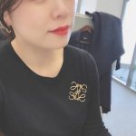 我们出品 量大咨询客Fu L0Ewe，罗威胸针，一致Z批黄铜材质，细节完美复刻，标配给你们啥标配 这款非常适合日常任何穿搭