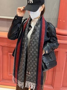 Gucci 古奇大G家经典蜜蜂羊绒围巾~今年这个红绿条纹又火了起来，众多大牌都有出这个元素的单品红绿条纹的元素就像豹纹，很考验设计师的眼光，听工厂说这个每个G格