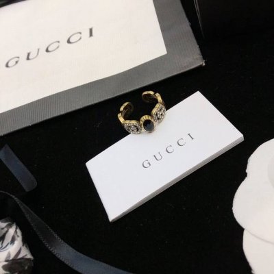 gucci古驰 新款 复古 G图案戒指点缀精美的黑玛瑙钻石 戒指间隔带有小钻石质感爆款 开口设计潮人必入