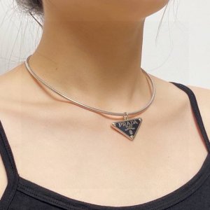 prada普拉达三角形吊牌项链项圈 官网精选款独家高端品质实拍图代购级别做工精致细腻重工版本超级仙女唯美的一款做工超级细心逛街 约会 上班都可以很好的搭配