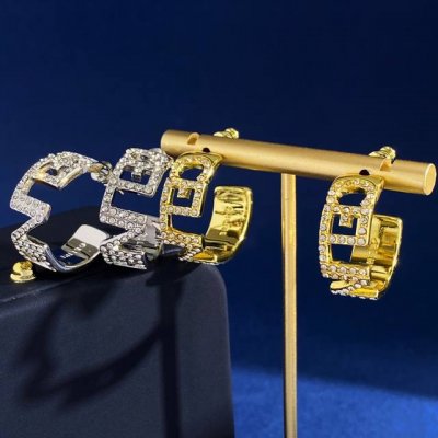 赛琳Celine欧美时尚轻奢镂空满钻英文字母C形耳环耳钉 黄铜材料 2个色:金色银色 重约13.9G 尺寸约2.4Cm*2.22Cm*0.95Cm