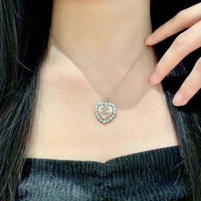 chanel香奈儿 中古 双C项链小香家的款式真心无需多介绍每一款都超好看，精致大方，非常显气质。