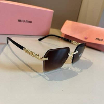 miumiu女孩新色来啦～ 想焊在脸上的墨镜 硬货不怕迟到～历经几个月Zp开模打造 任何细节完美复刻，官网无色差对比