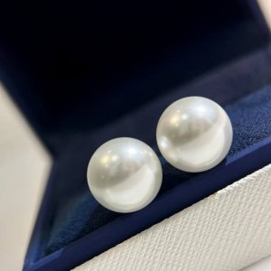 A3102 太美 Mikimoto 爆款 12Mm贝珠 纯银耳钉 潮人必备，网红同款，值得入手！通体纯银配件 电镀工艺也做得很到位 帅爆辣 纯银耳钉