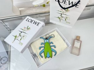 新品 罗意威Loewe 皮质钥匙扣 挂件 车钥匙扣 Grasshopper Charm系列蝈蝈 挂件出货 采用进口小牛皮多色搭配，外配钥匙圈，可挂于包包，其萌趣