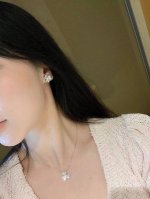 v金镀咪金三叶草耳拍 非常有品位的 通体V金材质，不过敏不掉色，版型正，细节感人~脉络状钻孔，美观并且可以让钻收到更多光线折射，火彩闪耀我们做的是中号耳拍款，