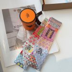 爱马仕Hermes“丝巾大探险”Twilly小丝巾。 Twilly真丝缎带 100%桑蚕丝 这款小巧的真丝配饰佩戴方式千变万化，可为您的日常造型增添灵动妙趣5X