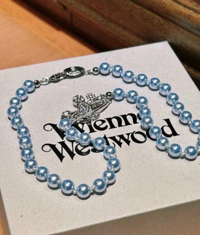 Vivienne Westwood薇薇安西太后土星蓝珍珠项链 优雅大方精工设计 非常修饰脸型 青春活力 一眼就被这款吸引了 非常漂亮的颜色搭配 时尚又俏皮