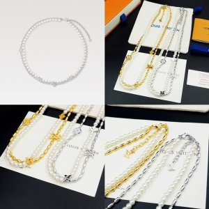 驴家Pearls Fusion 项链以玻璃珠饰和金属串珠演绎层叠设计，将Monogram 花卉铭纹装饰和 Lv 元素穿插其间。Lv 字母点缀可调节链条，彰显风靡