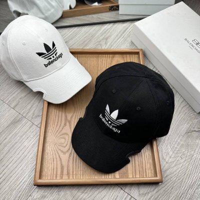 特价￥50 。 巴黎世家。包边纯棉刺绣签名款鸭舌帽。【配防尘袋】细节决定品质！材质：纯棉！透气性好！春天挡风，夏天防晒必备单品！颜色大气！款式新颖别致好搭配衣服