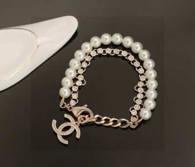 chanel 经典款小香 Chanel 火爆 新款 精致 珍珠 双层手链 出货 小香家的饰品总能让你夏天里不乏味 别看小巧精致的Logo 时髦感爆棚 小香总能让
