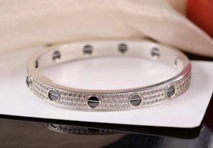P690 热销款 卡地亚 Cartier 满天星黑钉手镯 黑钉手镯来啦 永远不会过时 整个采用Cnc 7轴精雕，全都是精雕出来，厚金电镀，品超质级 重打工造超经