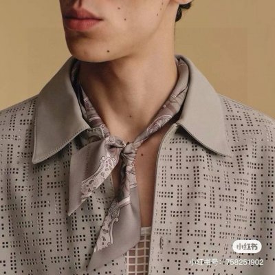 马镫混搭]斜纹真丝Twilly小丝巾 100%桑蚕丝 真丝Twilly首次亮相男装秀 也是首次成为该系列的一部分 法国制造 设计师弗朗丝瓦 德 拉佩里 Fran