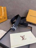 lv男士新款皮带寬度4Cm 訂製帆布面料飾有全新的圖案效果 颜色纯正 衬托進口小牛皮配色底 搭配精緻的字母搭扣 手感极佳 顶级