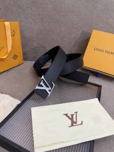 lv男士新款皮带寬度4Cm 訂製帆布面料飾有全新的圖案效果 颜色纯正 衬托進口小牛皮配色底 搭配精緻的字母搭扣 手感极佳 顶级