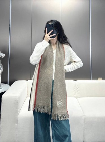 上新！2024年男女同款，百分百纯羊绒 Loewe 罗意微 同步专柜，高端羊绒针织围巾！ 可正式，可随意，非常classical的设计。这款织法比较难，又很费纱
