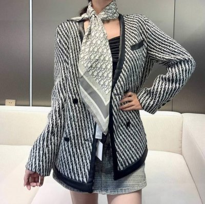 d家专柜经典主打款 D老花双面90 真丝方巾 这款Diortwin方巾采用双色双面设计，向标志性的Obique印花致敬，采用桑蚕丝斜纹面料精心制作，搭配手工缉面