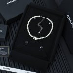 chanel 树脂字母珍珠项链 香奶奶珍珠项链真的是氛围感满满 双C字母拼接珍珠，佩戴也是精致感满满