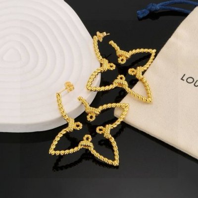 驴家新款Lv Iconic Lv 四叶草镂空麻花耳环 再以 Monogram 花卉注入雅致格调 无论单独佩戴或搭配同款手饰 均可释放柔美气息耳钉