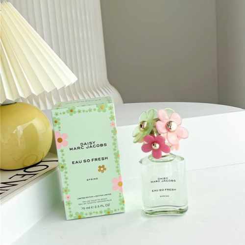 专柜品质 马克莫杰绿意雏菊香氛 春日限定！ 感谢 Marcjacobs莫杰香水 让我拥有了春日限定款香氛，这款香属于花果香调，只一下便让人感到浓浓的春日气息--