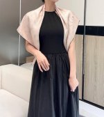 chanel～茶花系列真丝方巾 经典山茶花以梦幻的方式山双C组合 打造出独特的视觉效果 用最百搭的颜色点缀 上身效果超美 成份： %真丝 尺寸：90*90Cm