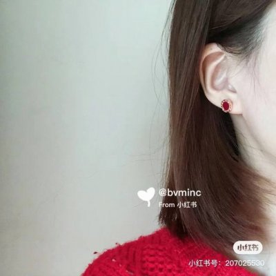 热销款 Bvlgari 系列 红玉髓圆饼耳钉 圣诞红 满足你日常的各种搭配 工艺非常的完美，可以说全部精雕机雕刻，电镀颜色唯一做到真正对Zp珠宝类的玫瑰金真金电