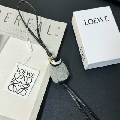 P200-新品 罗意威Loewe 毛毡和牛皮革小企鹅挂饰 挂件 颜色：浅灰色 黑色 毛毡制成的小企鹅挂饰，连接有环形牛皮革带子和钯色Anagram 骰子 采用进