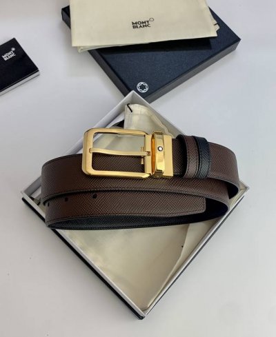 万宝龙 专柜新款 纯铜精品矩型针扣，搭配黑色小牛皮 ，宽度3.5Cm，这款皮带既可应对商务场合，又能驾驭现代时尚造型。