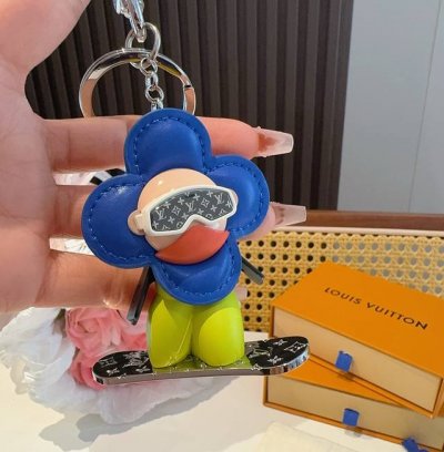 Louis Vuitton 路易威登Lv新品钥匙扣包包挂饰 车钥匙挂件薇薇安滑板 官网 M00965 Lv小吉祥物”迷你护目镜和滑雪板呈现经典 Monogram