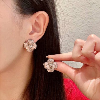 香奈儿山茶花双C镶钻耳钉