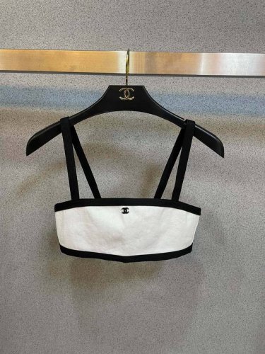 Chanel 香奈儿连体泳衣 适合多种场景的游泳衣 海边 游泳池 温泉 水上乐园 漂流都可以内搭也完全可以 连体设计遮肉显高挑 腹部有点肉肉也不影响咱美美的 背