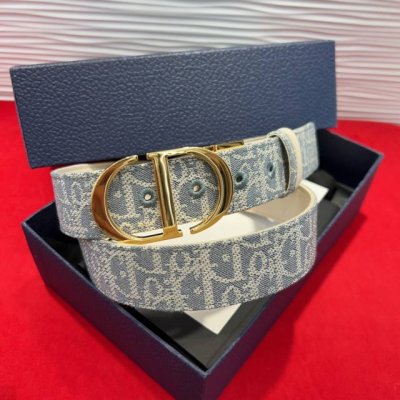 这款金属覆层黄铜腰带扣采用 Cd 标志点缀 经典元素呈现全新风采 设计精巧 提升格调 打造优雅精致的造型 3.4Cm