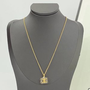 Celine项链热销款爆上新 一致Z批 赛琳透明金色凯旋门项链 金色凯旋门徽标外面裹一层透明树脂，就像被包裹在冰块里，太可爱啦～ 金色透明两个颜色叠加组合！精致