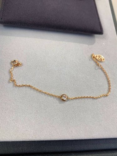 love系列Diamants Legers单钻手链 俗称小飞碟单钻手链 爱啦 手链超级Bling Bling效果啦 钻石20分大小 不会很夸张 秀气 叠戴入门级