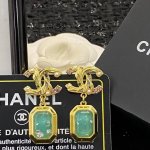 香奈儿耳钉热销款爆上新一致Zp,专柜正品 Chanel22 复古彩色宝石耳环耳钉 金色双C镶刻彩钻搭配绿宝石吊坠 一股浓烈的异域风情感！足够艳丽足够吸睛！