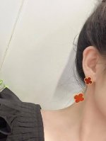 v金镀咪金 精工版本 美弊了V N 梵克雅宝四叶草双花红玛瑙耳拍最新款电镀厚金超强保色做工精致 爆款 爆款实拍原版1:1。经典百搭配