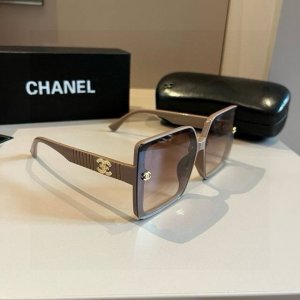 chanel香奈儿太阳镜 真是爱了爱了 上脸那气场拿捏的死死,巨显脸小 眼镜大单一点也不重 镜腿幅度设计的刚刚好 佩戴轻盈舒适