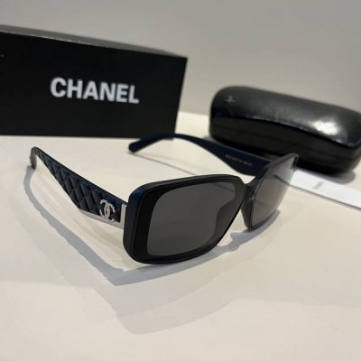 chanel香奈儿墨镜千千万但我心中的墨镜C位从未动摇过 完全戳中我的审美点 姐妹们不管咱是大圆脸菱形脸方形脸高颧骨 戴上它即刻让你化身巴掌脸Girl 而且轻的