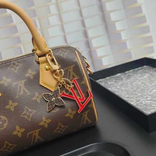 M69008新款 经典老花配大红花卉 S批Ring Street 包饰与钥匙扣选用 Monogram 帆布与金属件等多元材质，舒展经典 Monogram 花卉与