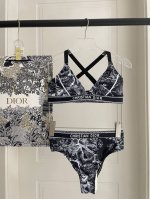 迪奥泳衣 适合多种场景的游泳衣♀海边 游泳池 温泉 水上乐园 漂流都可以内搭也完全可以 连体设计遮肉显高挑 腹部有点肉肉也不影响咱美美的 背面设计大露美背 面料