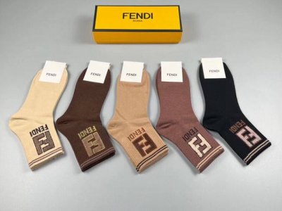 特 P50 Fendi 芬迪Ff家新品中筒女款袜子 一盒五双 超级经典的双F标志，纯棉材质制造，透气舒适，超级Nice超火爆小单品，大牌出街，潮人必备超好搭